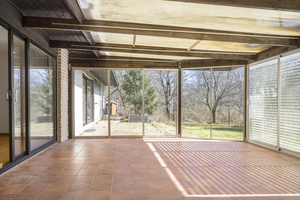 Stort inglasat uterum med skjutbara fönsterpartier