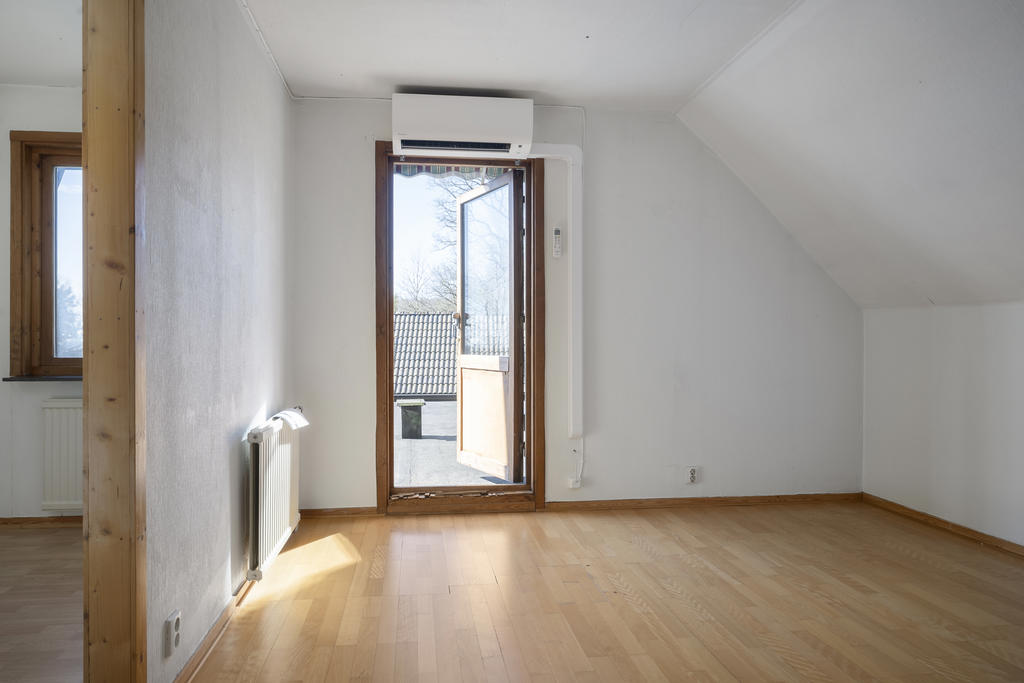 Sovrum med utgång till uteplats i samband taket