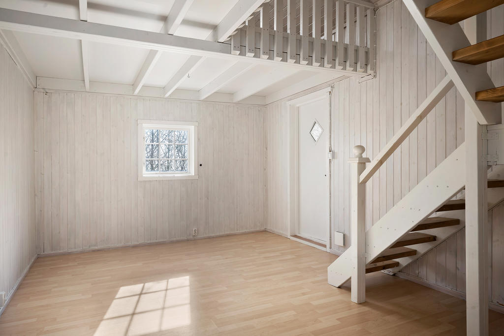 Gäststuga med utgång till trädgården samt uppgång till loftet