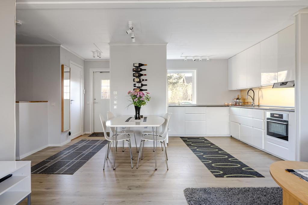 Ljusa och fina sällskapsytor på entréplan. 