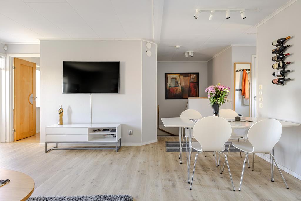 Vardagsrum med plats för matbord och soffgrupp. 