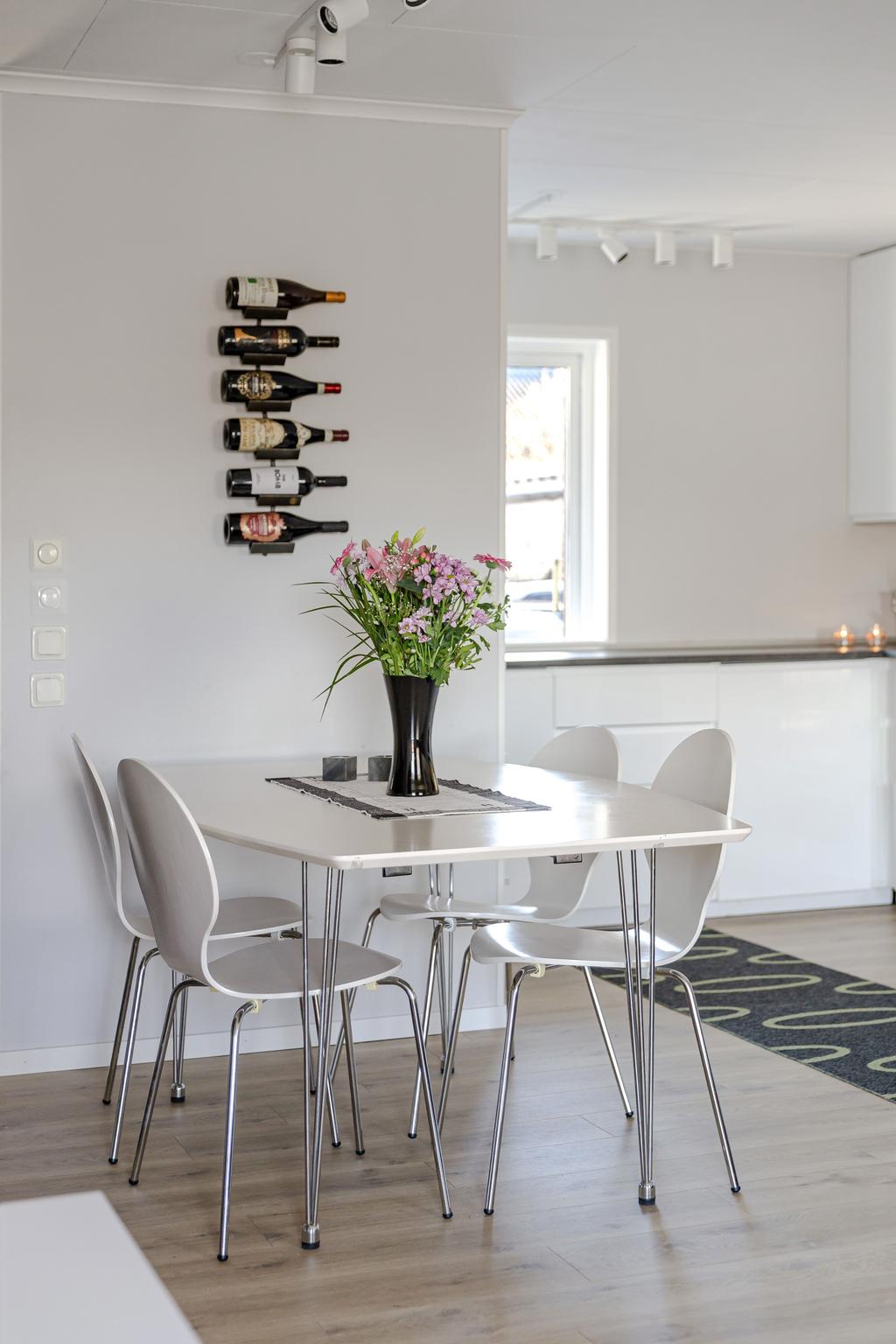 Parhuset är fint renoverat och det är bara att flytta in. 