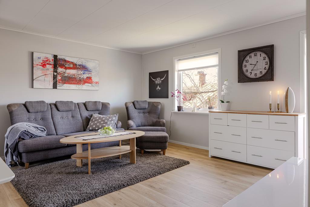 Vardagsrumsdel med utgång till balkong. 