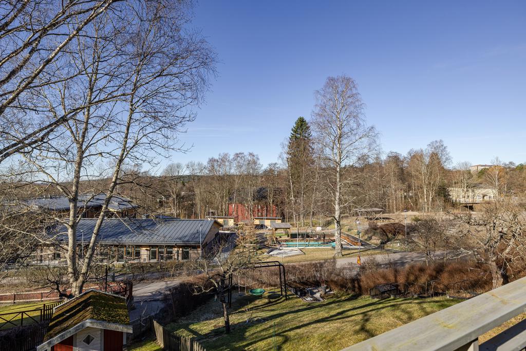 Fritt läge med utsikt ner mot nybyggda Kvarntorpets förskola. 