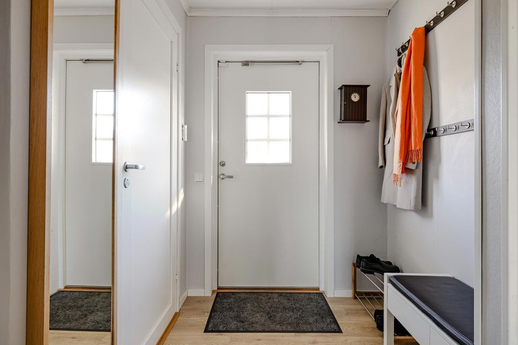 Entréhall med plats för ytterkläder. 