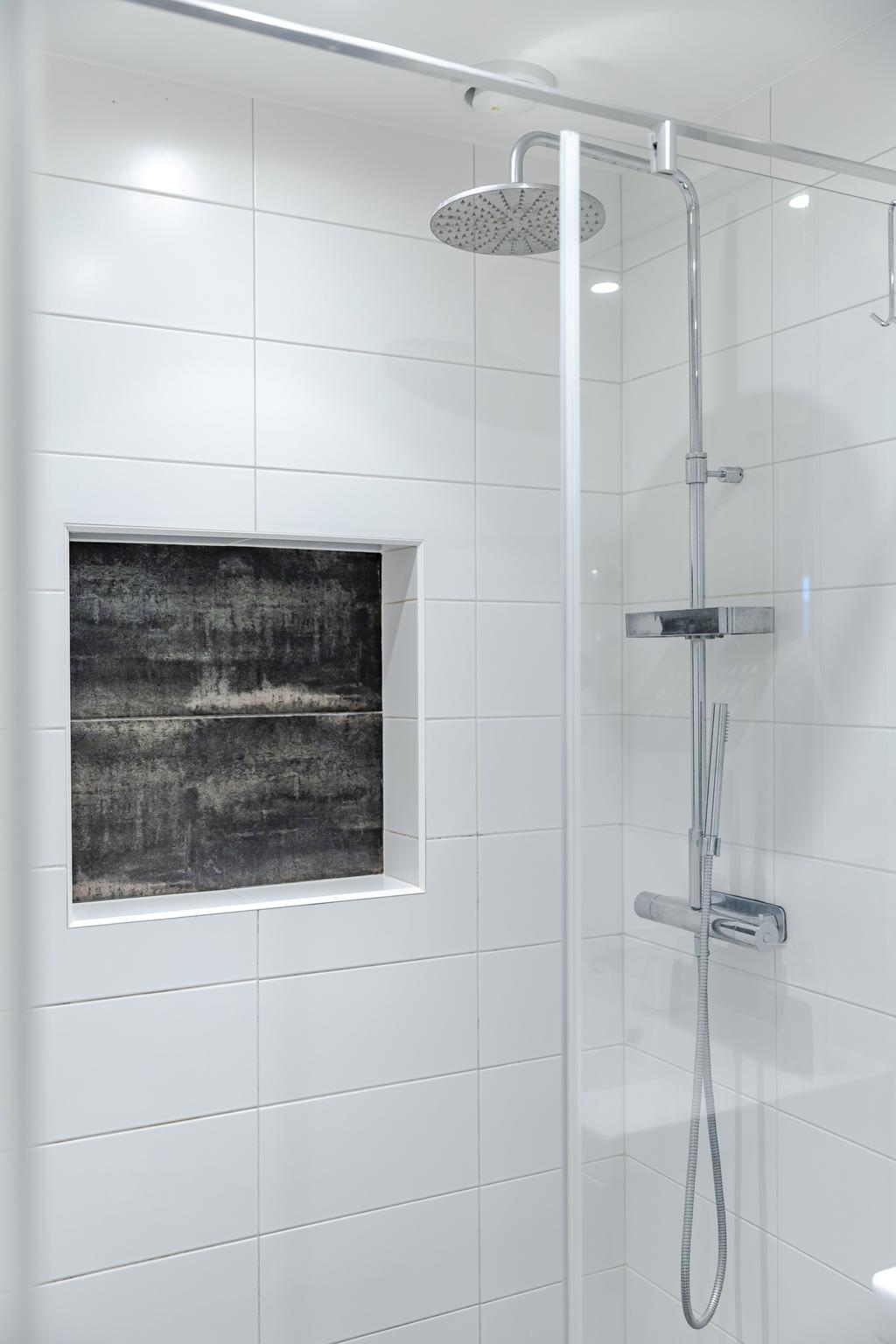 Infällda spotlights i taket och skön golvvärme. 