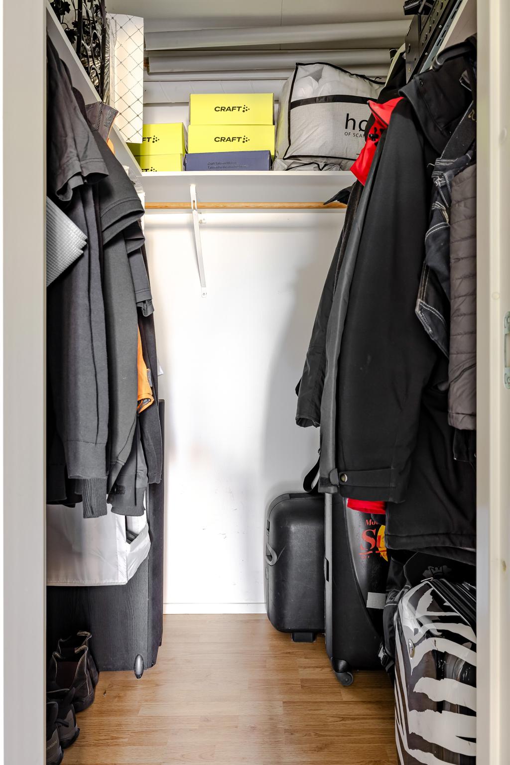 Rejäl klädkammare. 