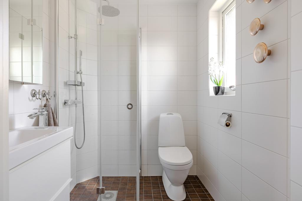 Helkaklat duschrum från 2019 med infällda spotlights i taket. 