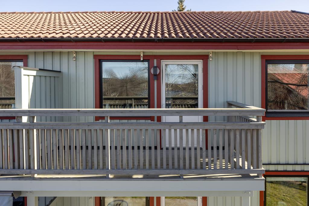 Balkong från entréplan i härligt sydvästläge. 