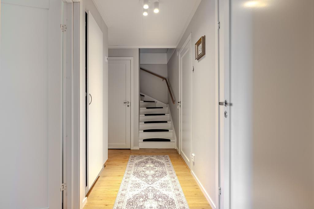 Nedre hall med förråd och garderob. 