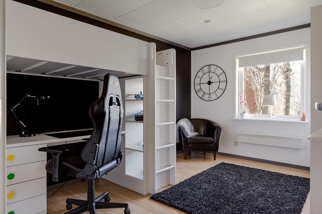 Suterrängplan: Sovrum 2 med garderob och lugnt läge mot trädgården. 