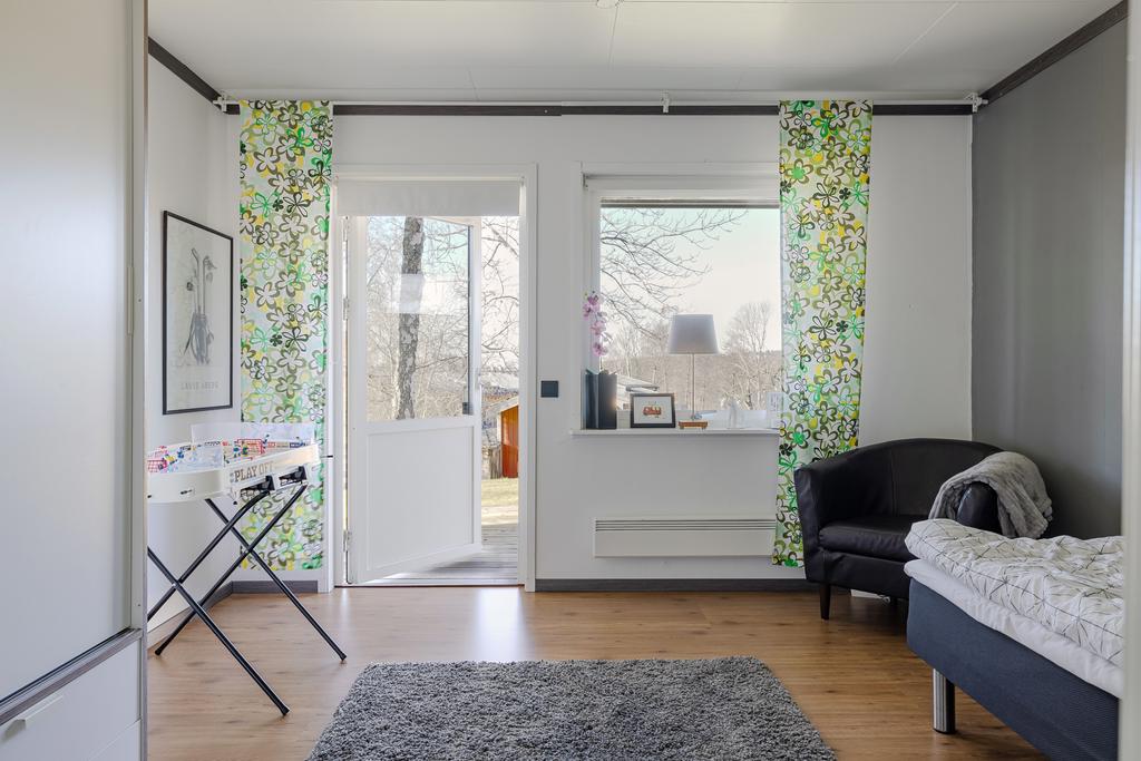 Suterrängplan: Sovrum 3 eller vardagsrum med utgång till altan och trädgård. 