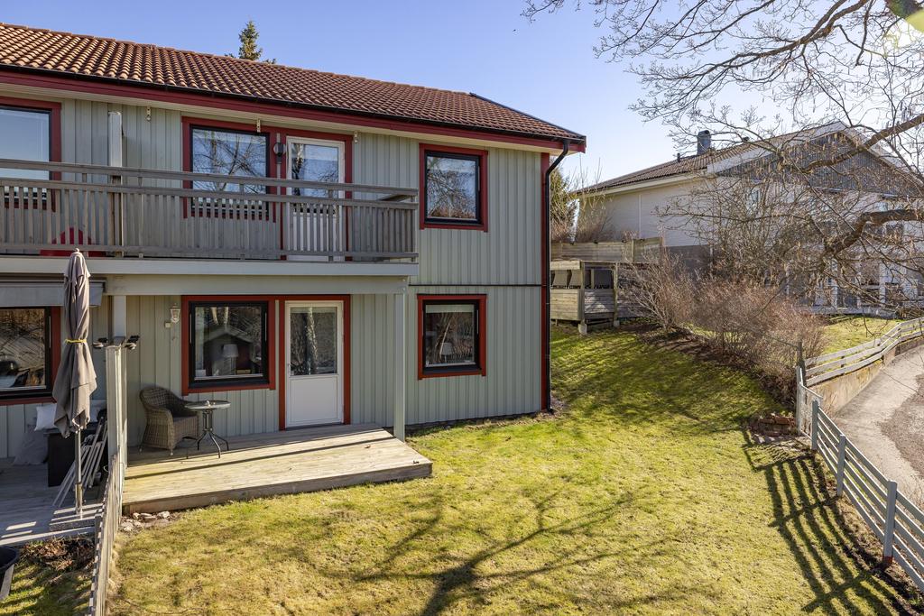 Härligt parhus med eftertraktat läge som sista hus på lugn återvändsgata. 