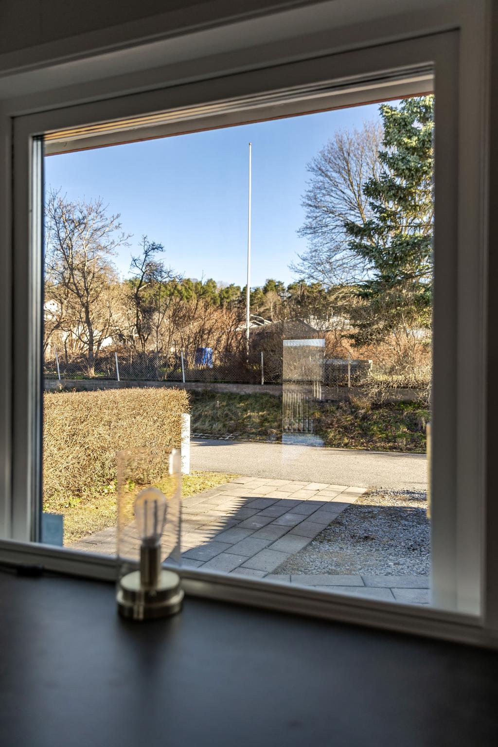 Köket vetter mot en enskild framsida utan insyn. Liten gata med bara 4 st grannar.