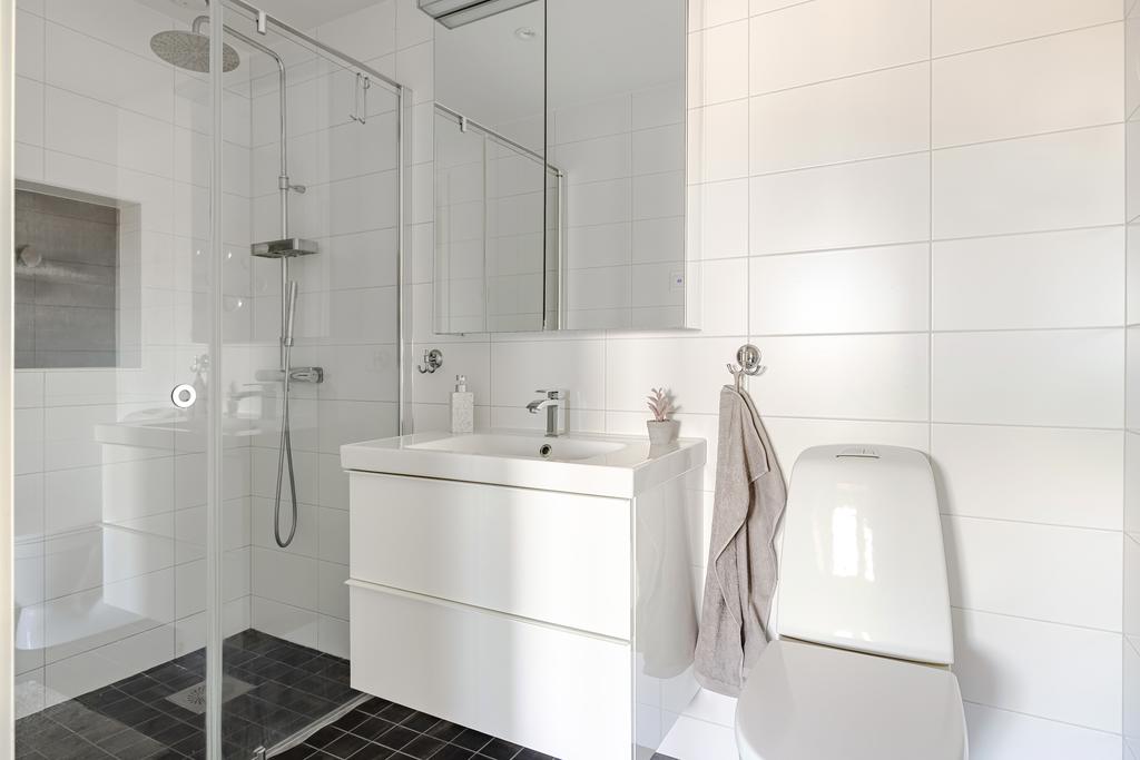 Smakfullt duschrum från 2019 med stor duschplats. 