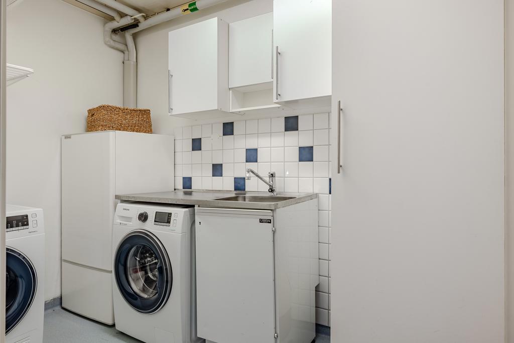 Praktisk tvättstuga med bra förvaring. 