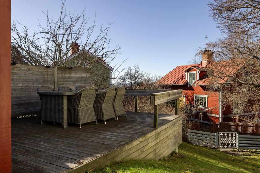 Friliggande altan i skönt sydvästläge. Riktig villakänsla!