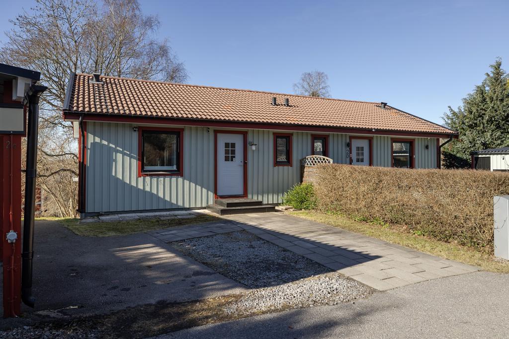 Perfekt läge, sist på återvändsgata. Nära till fin natur och härliga badsjöar. 