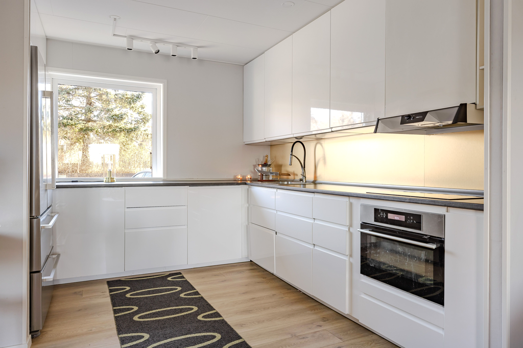 Nytt stilrent kök från 2019 med generösa arbetsytor.