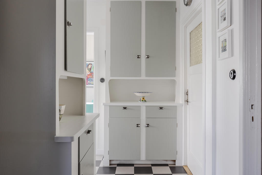 Här finns platsbyggda tidstypiska skåp