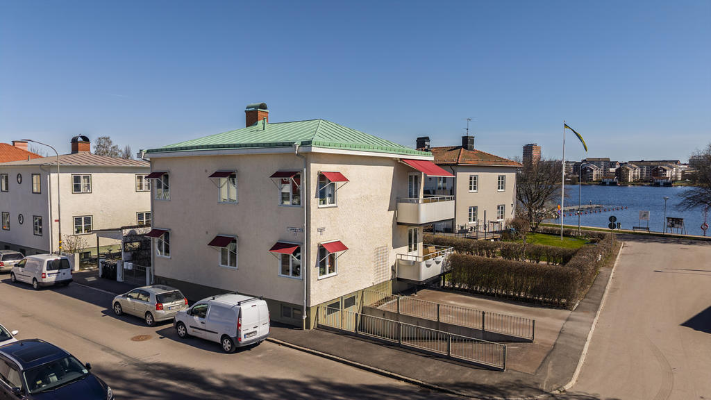 Parkeringsplatser samt garage finns