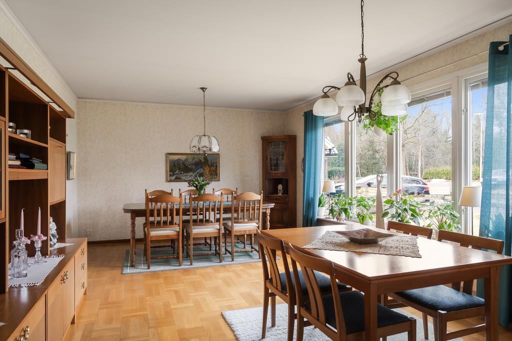 Stort vardagsrum med en fin ekparkett på golvet. Plats finns till matbord för de stora middagarna men även till en soffa om man vill.