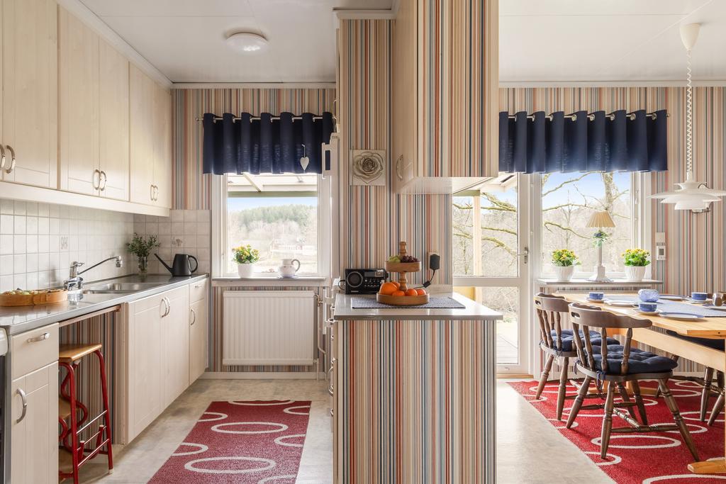 Köket är ett ljust och fint parallellkök med bra arbetsytor och förvaring.