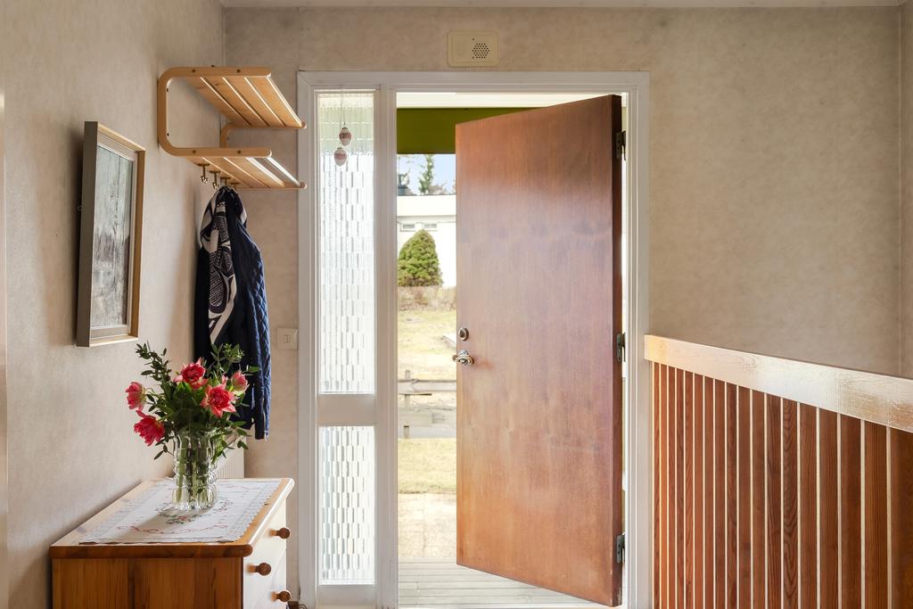 Direkt innanför dörren finns plats att hänga av sig sina ytterkläder.