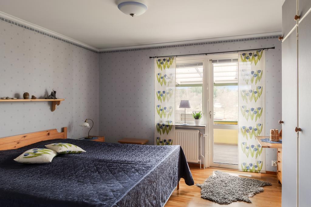 Det stora sovrummet med plats för en dubbelsäng. Här finns en dörr ut till altanen.