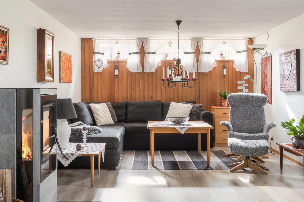 Här sitter man och njuter framför en brasa i kaminen.