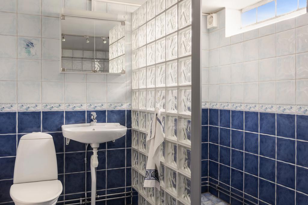 Helkaklat badrum i källaren.