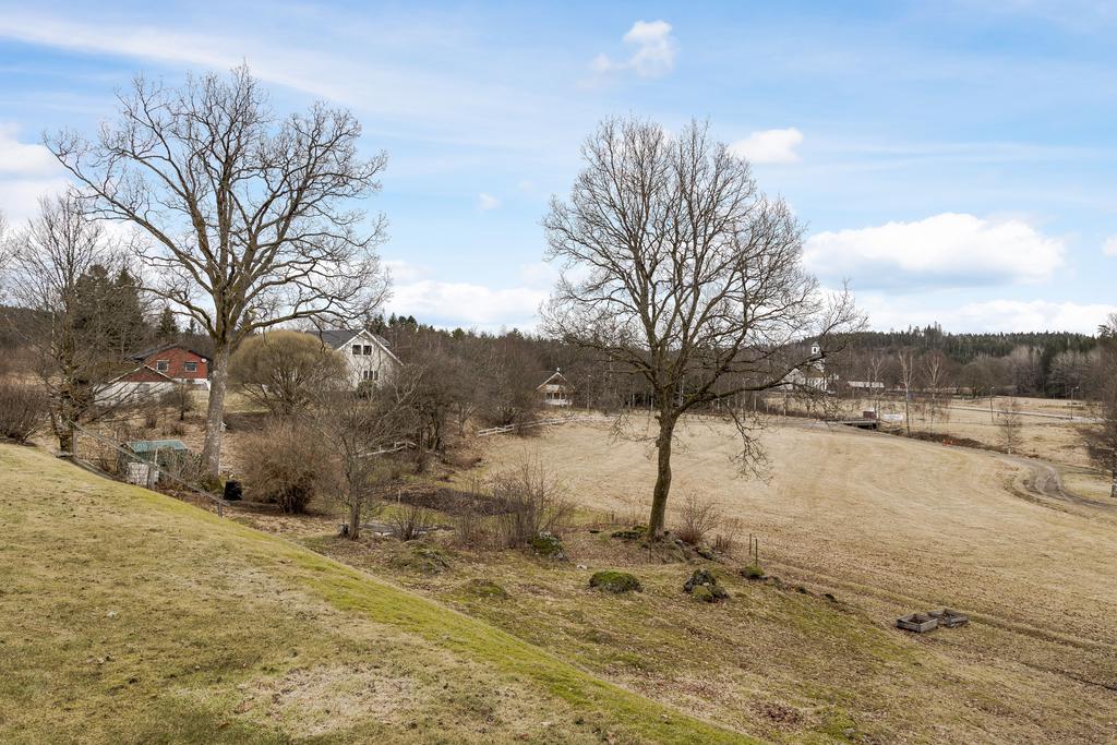 Huset har ett bra läge med naturen precis utanför fönstret.