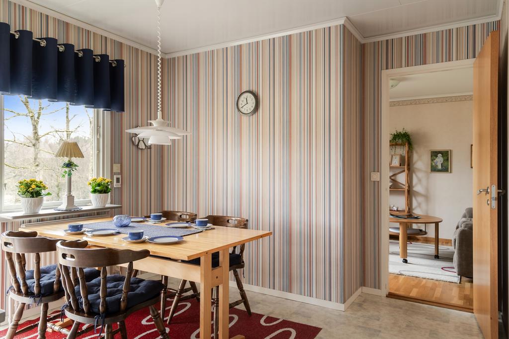 Köksbordet är vid fönstret ut mot trädgården. Här intas frukost med soluppgången precis utanför.