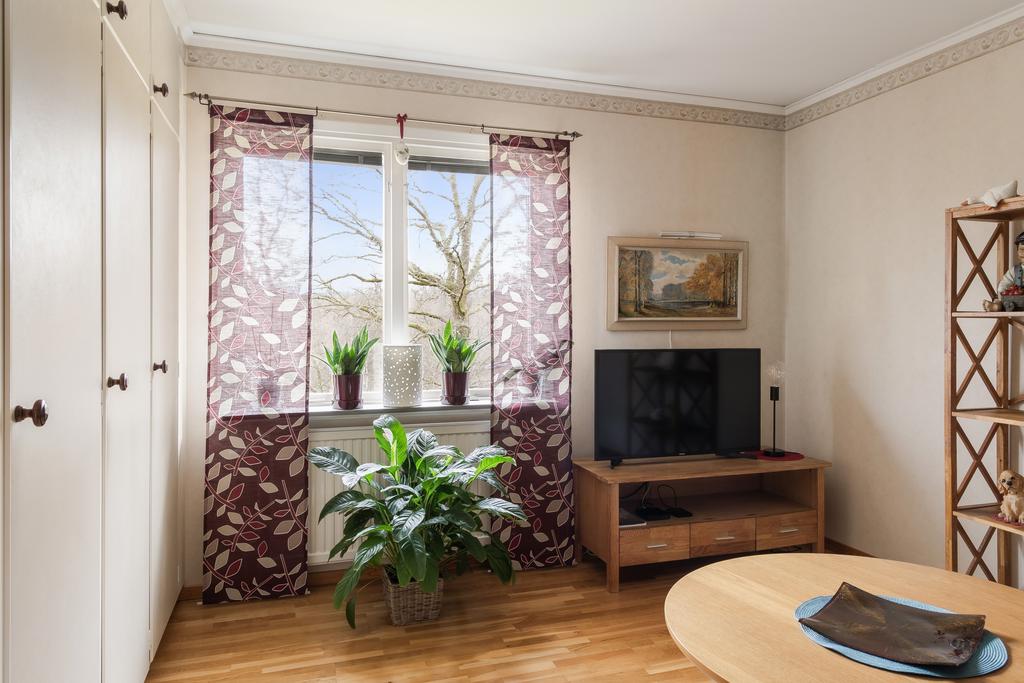 Rummet innanför köket som idag används som TV rum. 