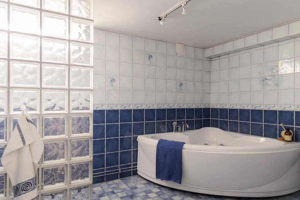 Här finns både dusch och ett stort härligt bubbelbadkar.