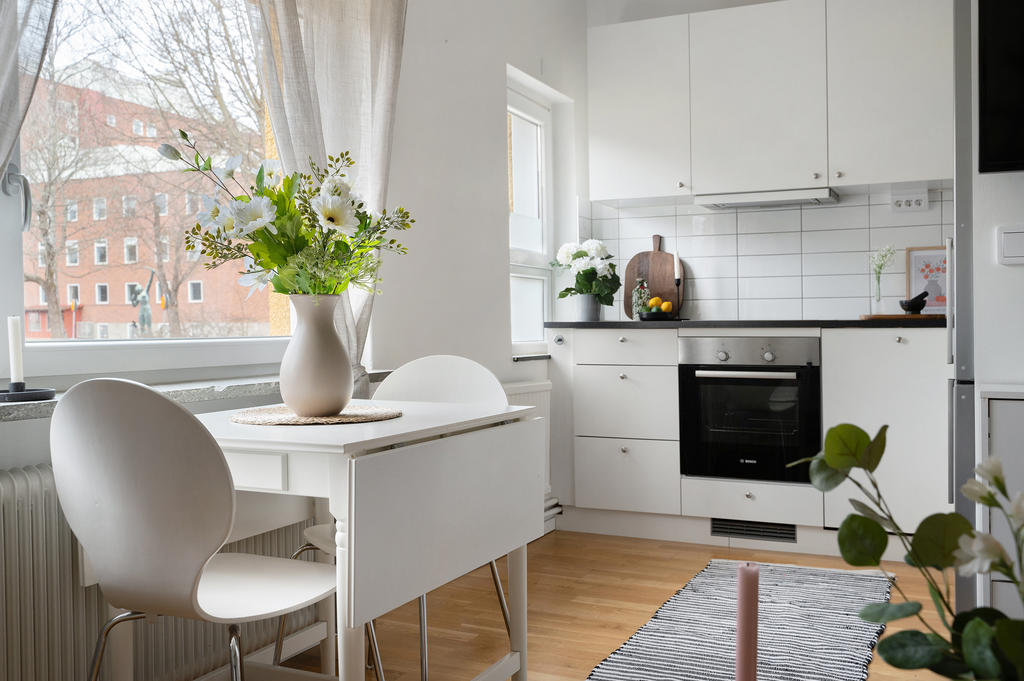 Köket med plats för matgrupp