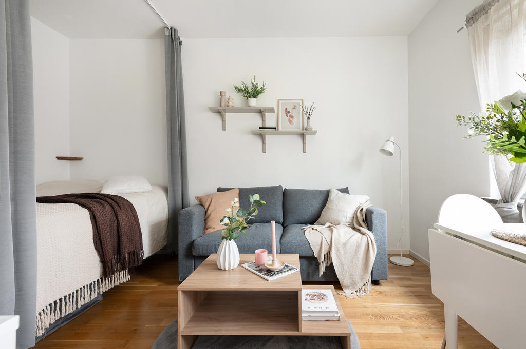 Allrum med plats för säng och soffa
