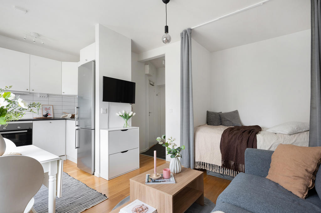 Allrum med vy mot kök och hall