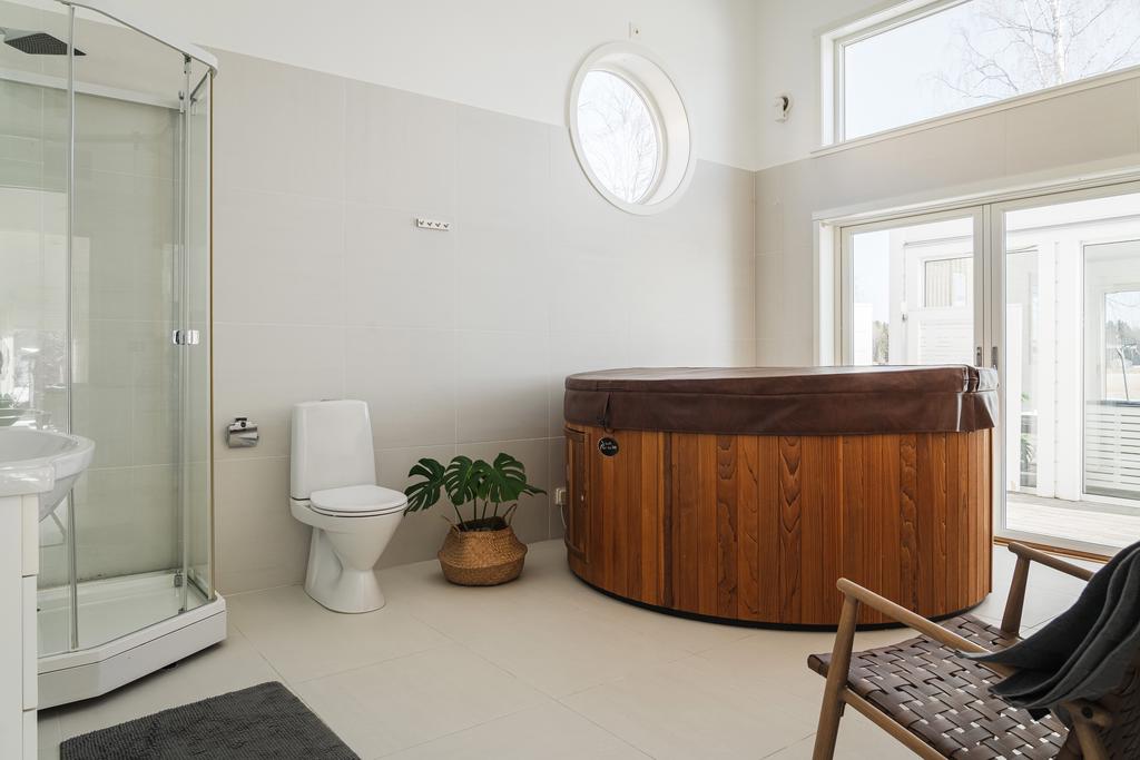 Badrum (spabadet ingår ej i köpet men kan ev. köpas separat vid intresse)