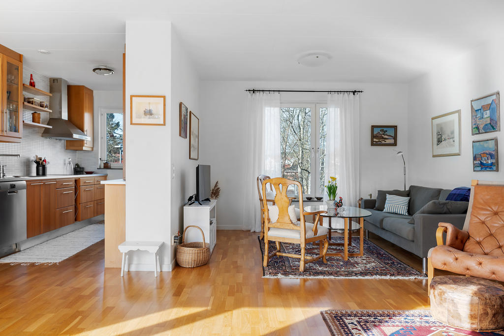 Vardagsrummet är möjligt att dela av för att skapa ytterligare sovrum