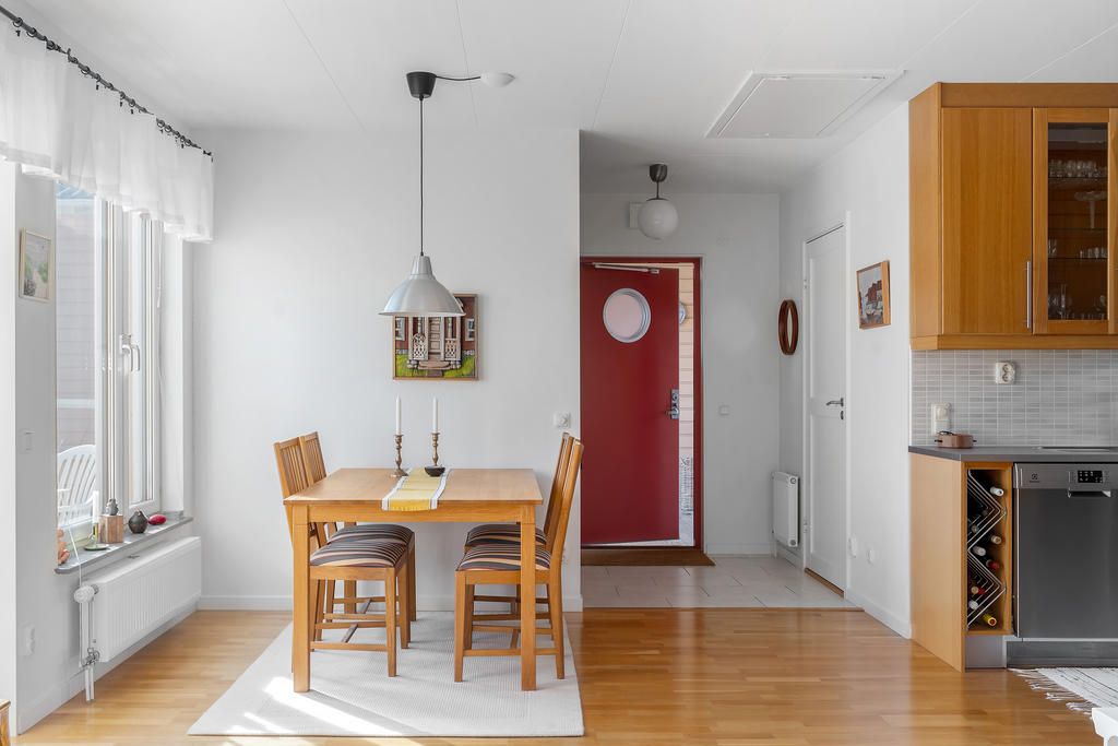 Trevligt med matplats framför fönstren