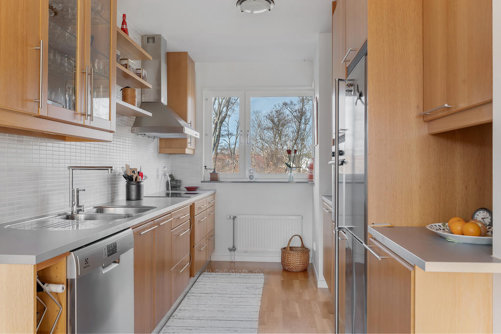 Köket är bra planerat med bra arbetsyta och förvaring