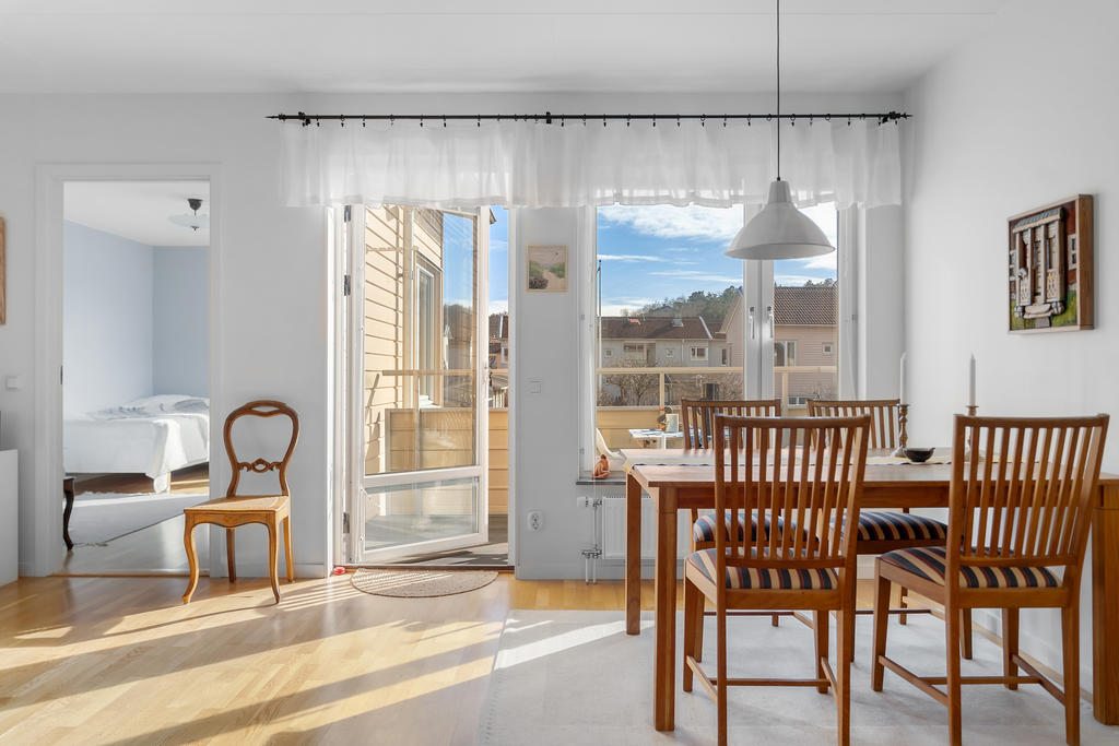 ... matplatsen. Ljuvligt med ljuset och utgång till balkongen i soligt söderläge