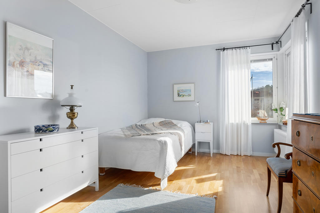 Sovrum med plats för både säng och skrivbord