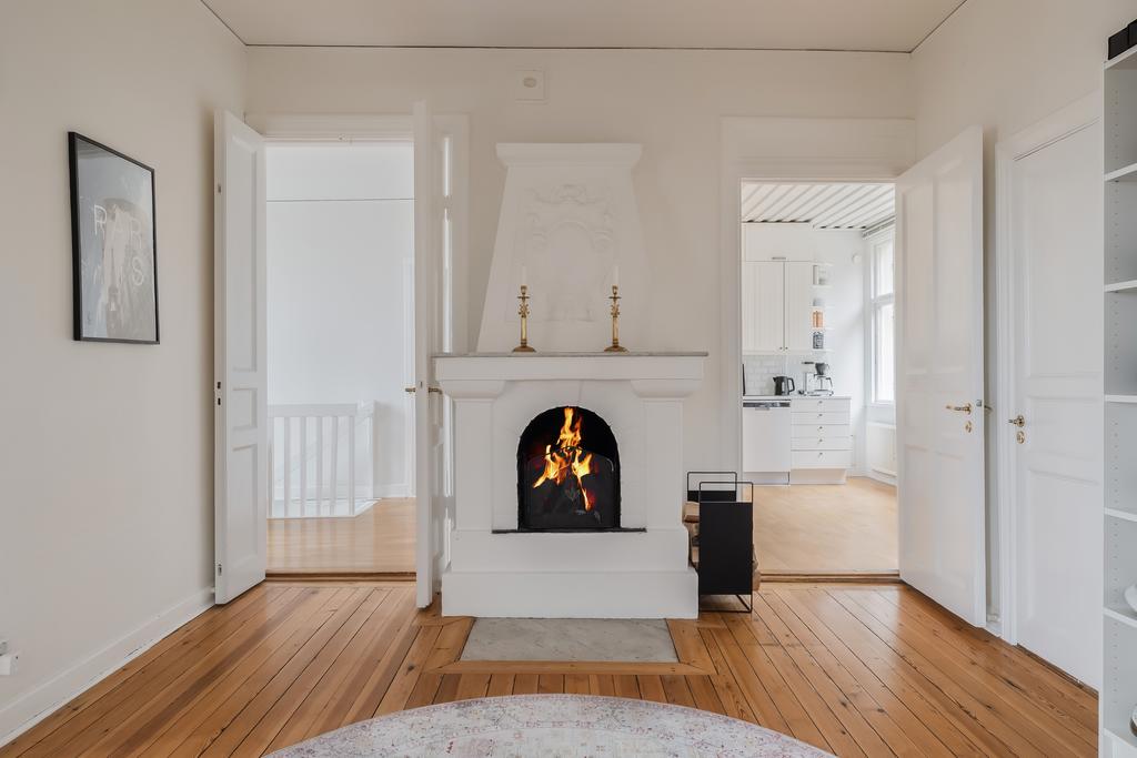 Entréhall med öppen spis plan 1
