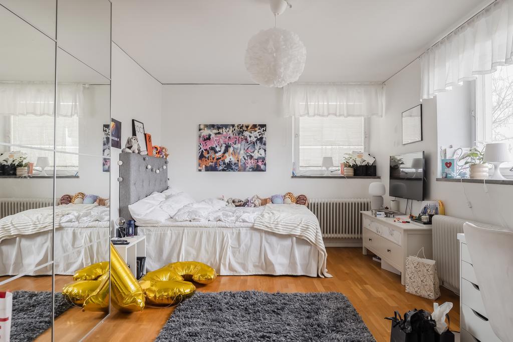 Stora sovrummet på souterrängplanet