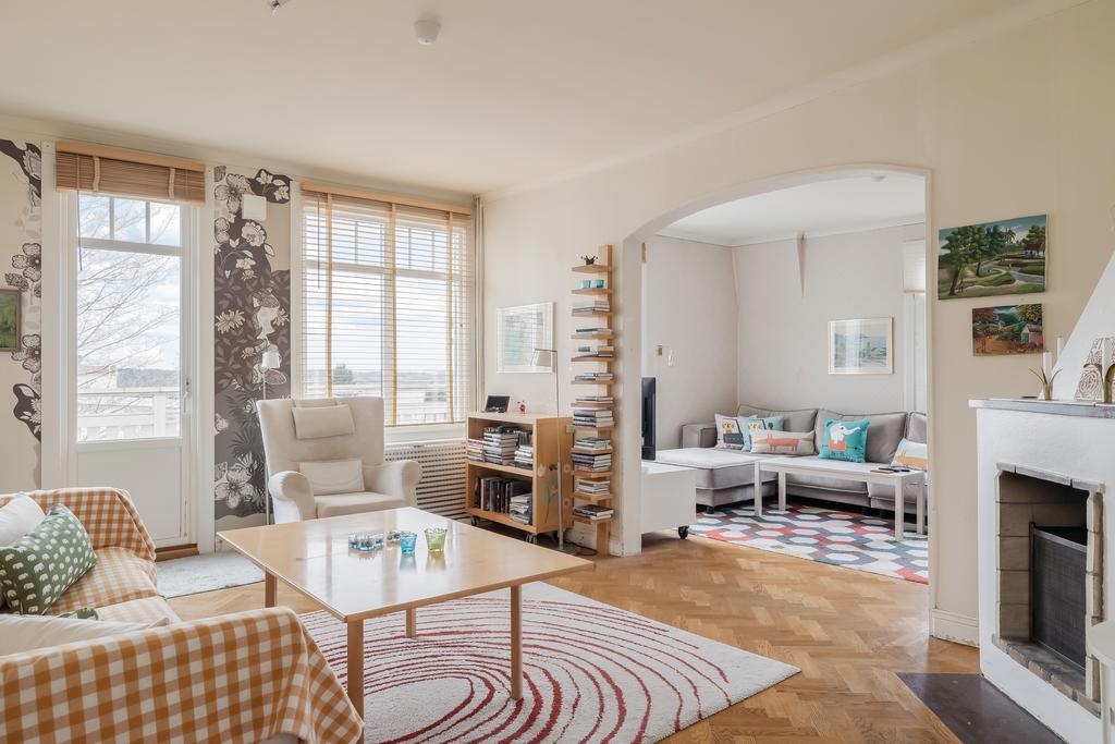 Vardagsrum  med öppen spis plan 2