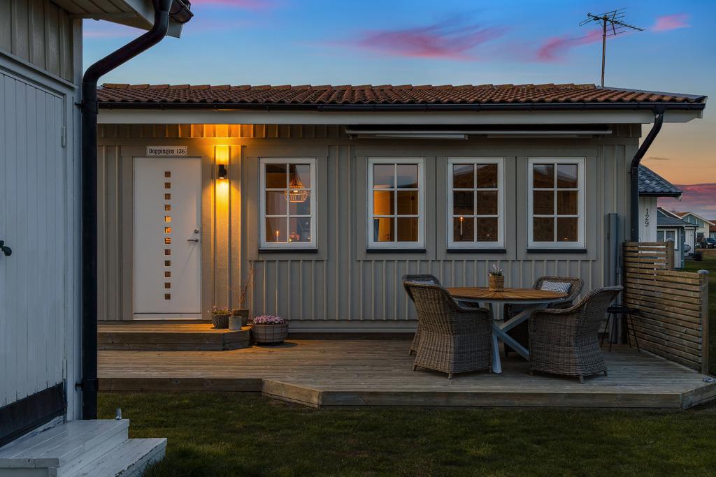 Entrésida med uteplats i skyddat läge