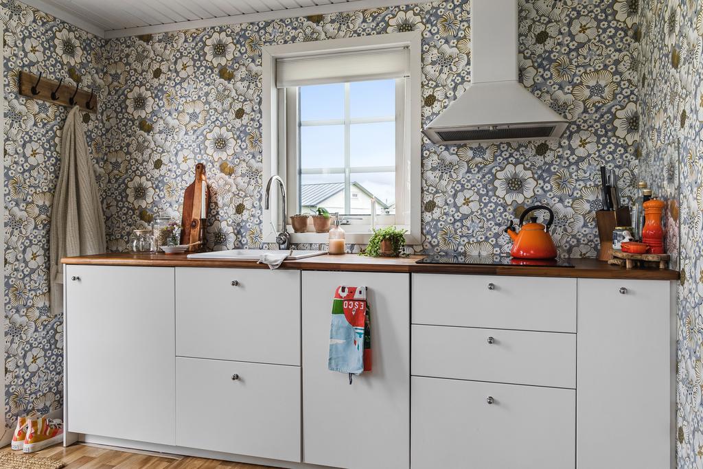 Kök med arbetsytor och förvaring