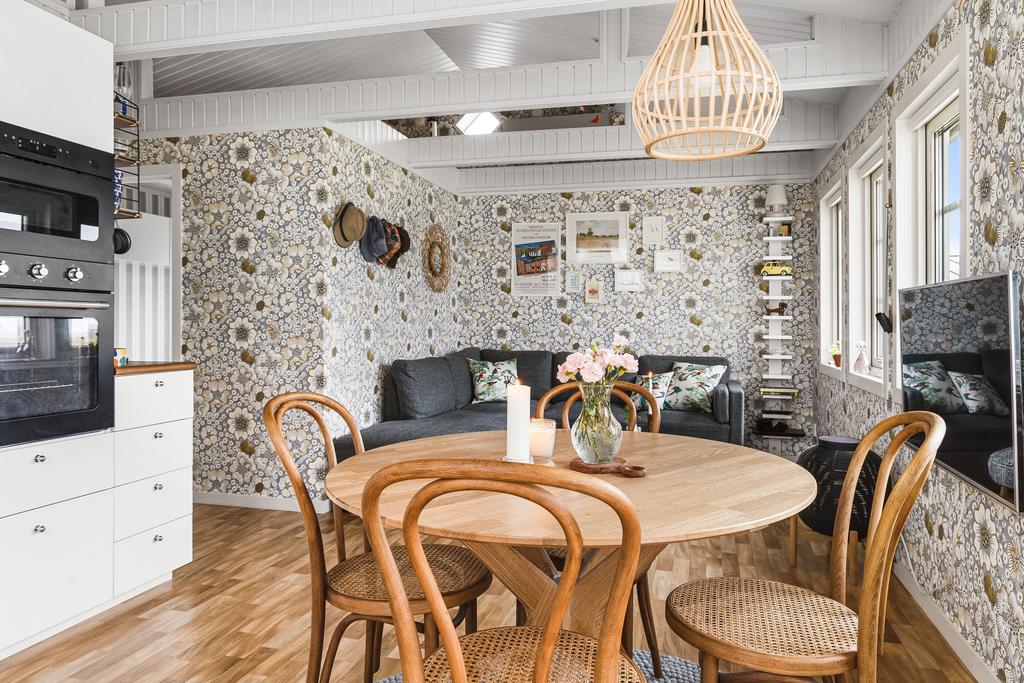 Matplats i anslutning till kök och vardagsrum